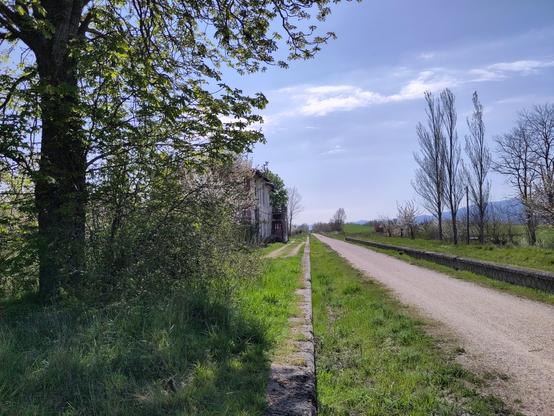 Une voie verte en Espagne . On distingue à gauche un cerisier en fleur et l'ancienne gare de Medina de Pomar.
