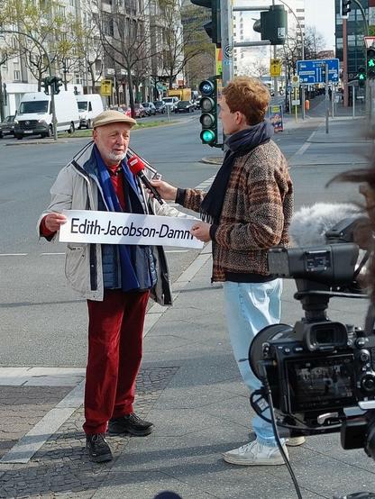 Ein Engagierter wird durch Reporter des rbb interviewt.