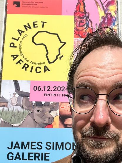 Selfie vor dem Planet Africa-Ausstellungsplakat.