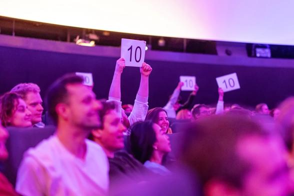 Ausverkaufter Science Slam im Zeiss-Großplanetarium in Berlin. 