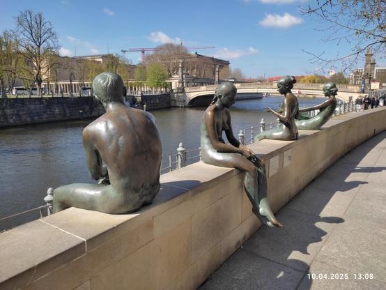 „Drei Mädchen und ein Knabe“ Wilfried Fitzenreiter 1988, Berlin Vera-Brittain-Ufer