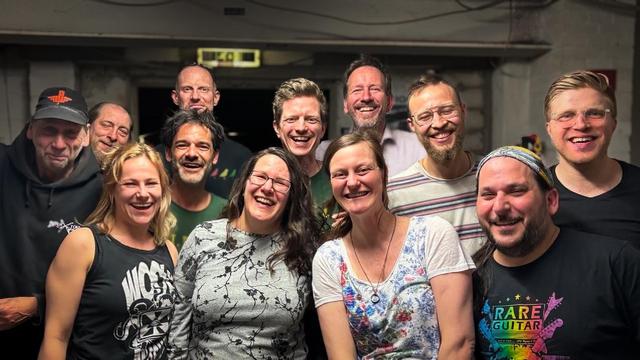 Bandfoto mit allen 12 Mitgliedern 