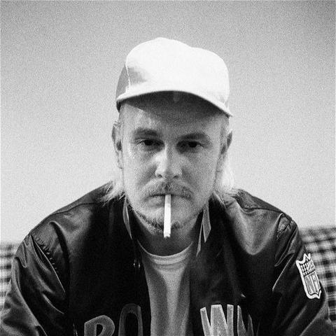 
TIMBER TIMBRE

Dans le petit cercle du folk mélancolique et vénéneux, le Canadien Taylor Kirk a fait une entrée fracassante avec Timber Timbre (2009). Après deux recueils de lumineuses mélopées passées inaperçues (Cedar Shakes et Medicinals), ce troisième album éponyme imposa d’un coup cette musique en apesanteur, hantée et charnelle, truffée d’échos et de réverbérations, parfaitement incarnée dans la voix sombre de l’homme des bois. Mutique, rustique et mystérieux, il a appris depuis à conjuguer romantisme et violence sourde, sensualité crue et chaleur cryptique. Après les bidouilles électroniques de Sincerely future pollution (2017), ce septième album, Lovage, enregistré dans son Ontario natal, se pose comme un chef-d’œuvre paradoxal d’inquiétude et d’apaisement, tissant un lien à la fois abstrait et parfaitement matérialisé, entre Brian Wilson, Leonard Cohen et Neil Young.
