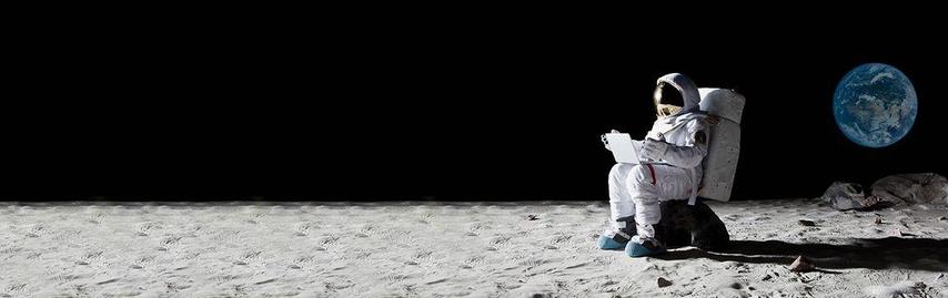 Ein Astronaut sitzt lesend auf dem Mond, die Erde im Hintergrund.