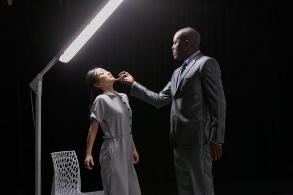 Photo Stéphane Szestak. Pulvérisés. Texte Alexandra Badea. Mise en scène Vincent Dussart