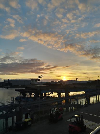 Port de Lorient au soleil levant.