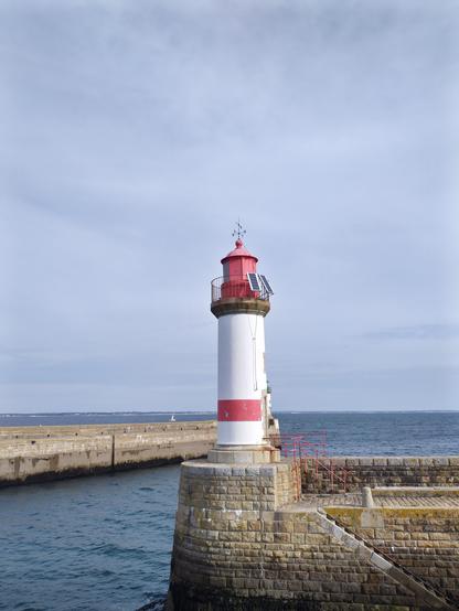 Le phare blanc et rouge du port Tudy de l'Ile de Groix.