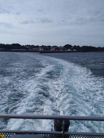 Photo prise depuis l'arrière du ferry menant à l'Ile de Groix, avec vue sur Port Tudy.