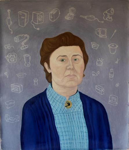 Portrait d'une femme cinquantenaire emprunt de tristesse. Sur un fond neutre, des ustensiles électro-ménagers et domestiques flottent et entourent le personnage.