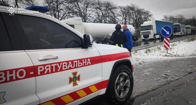 У Херсонській та Миколаївській областях через сильний сніг ускладнився рух транспорту. На дорогах — перемети, затори й застряглі автівки.

#Україна #Херсонщина #Миколаївщина #Сніг #Транспорт @kypurnet #kypurnet