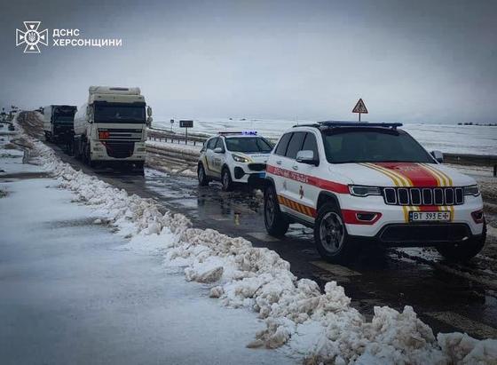 У Херсонській та Миколаївській областях через сильний сніг ускладнився рух транспорту. На дорогах — перемети, затори й застряглі автівки.

#Україна #Херсонщина #Миколаївщина #Сніг #Транспорт @kypurnet #kypurnet