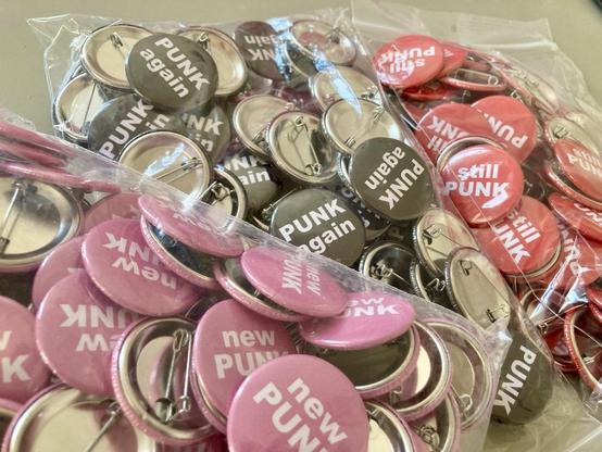 heel veel buttons: new pink (roze), punk again (zwart), still punk (rood)