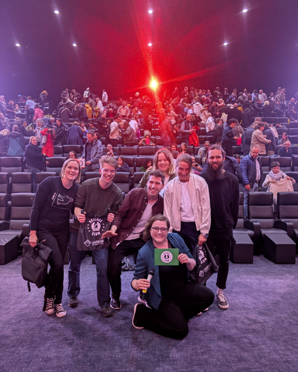 Die Science Slammer*innen und Moderatorin Suse Grube nach dem Science Slam am 10.04.2025 im Filmpalast Kassel.