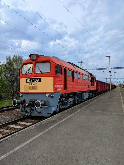 Ein Güterzug mit einer M62 steht im Bahnhof Szeged
