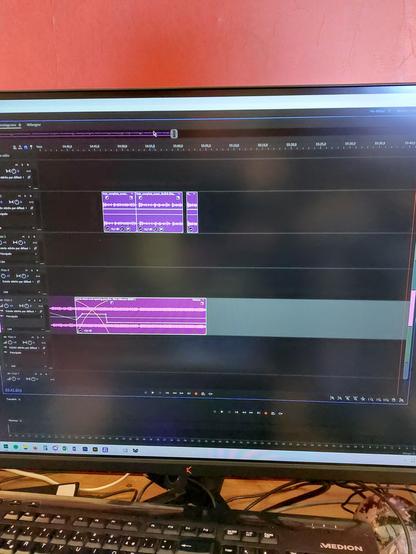 Photo d'un écran d'ordinateur allumé sur un logiciel de montage audio. On voit la fin d'un montage.