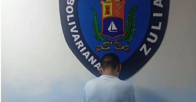 De acuerdo a la información detallada por el Cpbez en su cuenta de Instagram, el hecho por el se le acusa al joven ocurrió en el barrio Ricardo Aguirre, parroquia Cristo de Aranza, del mencionado municipio.

La denuncia fue puesta por la abuela de las niñas de cinco, seis y ocho años, la cual también es abuela del jovencito retenido. La pariente señaló a su nieto de abusar de sus primas luego de que las menores le contaran a la adulta mayor que el chico de 16 le rosaba los genitales de ellas con sus partes íntimas.

El caso fue puesto a disposición de la Fiscalía 37 del Ministerio Público en materia de protección del niño y adolescente, el menor quedó bajo custodia policial en el Centro de Coordinación Policial Maracaibo Sur.

Por su parte las pequeñas fueron llevadas al área de pediatría del Hospital Dr. Pedro Iturbe, General del Sur, donde recibieron atención profesional.