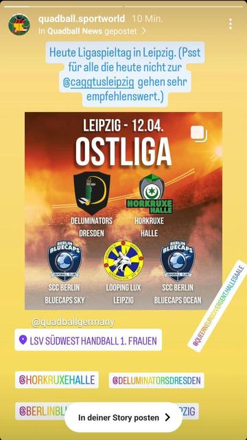 Dieses Bild stammt aus einer Instagram-Story von **quadball.sportworld** und kündigt einen **Quadball-Ligaspieltag der Ostliga** an, der am **12. April in Leipzig** stattfindet.
**Zentrale Infos aus dem Bild:**
- **Veranstaltungsort:** LSV Südwest Handball 1. Frauen (vermutlich die Sporthalle in Leipzig).
- **Teilnehmende Teams:**
- **Deluminators Dresden**
- **Horcruxe Halle**
- **Looping Lux Leipzig**
- **SCC Berlin Bluecaps Sky**
- **SCC Berlin Bluecaps Ocean**
**Stil und Ton:**
Das Bild hat einen sportlich-dynamischen Stil mit Flammenoptik im Hintergrund – passend zu einem energiegeladenen Turnier. Die Logos der Teams sind prominent platziert und farblich hervorgehoben, was den Wettkampfcharakter betont.
**Hinweis im Text:**
Oben steht augenzwinkernd:
„Psst – für alle, die heute nicht zur @caggtusleipzig gehen – sehr empfehlenswert!“
Das deutet darauf hin, dass es sich um einen alternativen Freizeittipp für alle handelt, die nicht zur bekannten Gaming-Messe in Leipzig gehen.
**Hashtags und Tags:**
Unten sind die Instagram-Handles der beteiligten Teams sowie von @quadballgermany markiert, außerdem ein Sticker von **@queernerdovergenithallesale**, was auf eine queere und diverse Community hinweist, die sich für den Sport engagiert.
Insgesamt eine bunte, lebendige Einladung zu einem sportlichen, inklusiven Event in Leipzig.