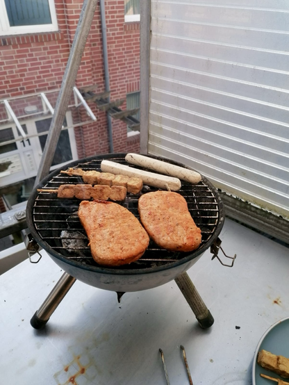 Vegan Bratwürste, Spieße und Steaks auf dem Grill für zwei Leute ...