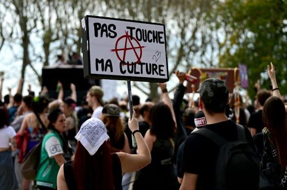 Plusieurs milliers de personnes ont manifesté samedi dans plusieurs villes de France pour défendre les free-parties, dont une proposition de loi veut "renforcer la pénalisation" .