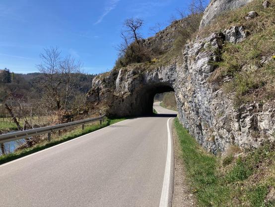 Die Straße führt nach dem Ort Gutenstein mehrfach durch kurze in den Fels gehauene Tunnels. Am linken Bildrand kann man noch etwas Donau erkennen. 