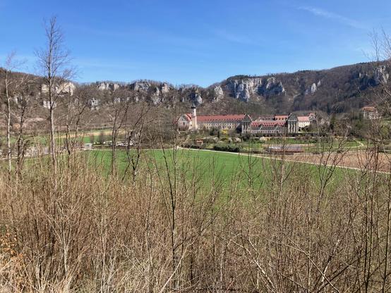 Blick auf Beuron. Zu sehen ist vor allem das Kloster und im Hintergrund die für das Donautal so typische Felslandschaft.