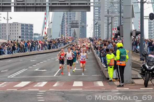 De 24ste editie van de marathon van Rotterdam is begonnen.