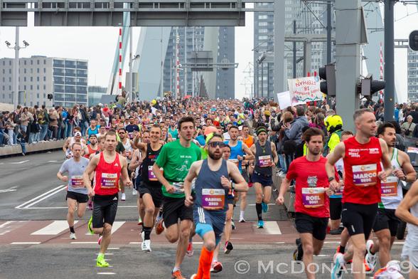 De 24ste editie van de marathon van Rotterdam is begonnen.