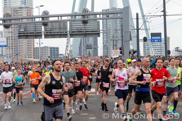 De 24ste editie van de marathon van Rotterdam is begonnen.