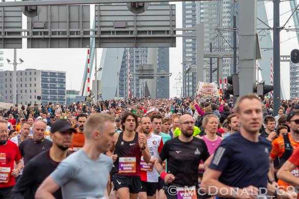 De 24ste editie van de marathon van Rotterdam is begonnen.