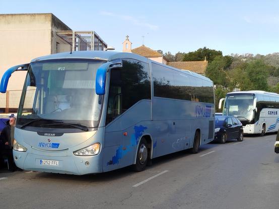 Dos autocars aparcats davant Naüm.