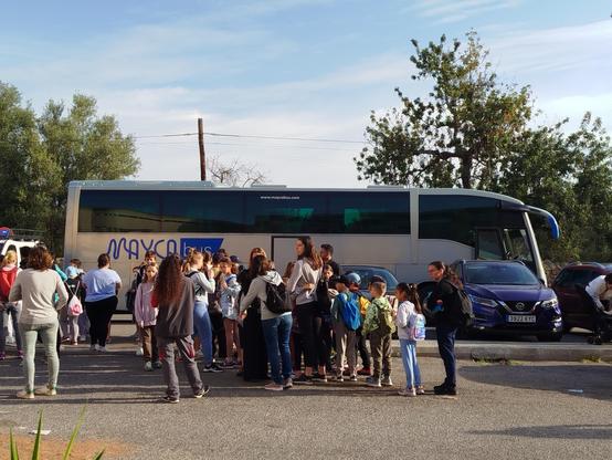 Un grup d'infants espera per pujar a l'autocar.