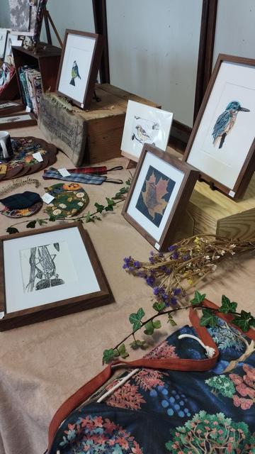Photo de mon stand avec des linogravures, des accessoires en tissus et de jolies fleurs séchées en déco