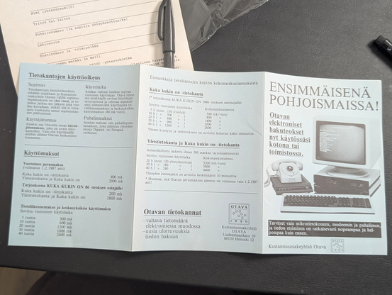 Sama kuin edellä, mutta nyt avattuna siten että hinnasto näkyy. Vuotuinen perusmaks (voimassa 1.2.1987 asti): Kuka kukin on-tietokanta  400 mk, Yleistietokanta ja Kuka Kukin On 2000 mk. Jos omistaa Kuka Kukin On 86:n, saa 200 markkaa alennusta. Lisäksi on käyttömaksu: 5 tuntia vuodessa 300 markkaa, 40 tuntia vuodessa 2400 markkaa.