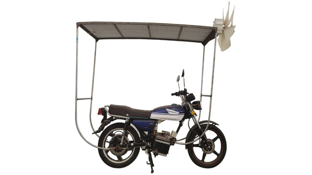 Una moto con un techo con paneles solares y dos hélices. La estructura no aparenta gran fortaleza.
