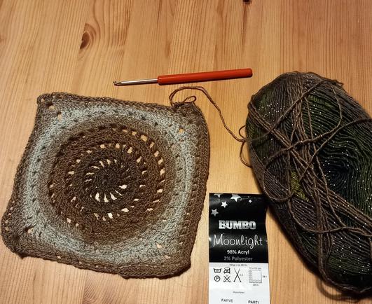 Un carré en crochet et une pelote de laine