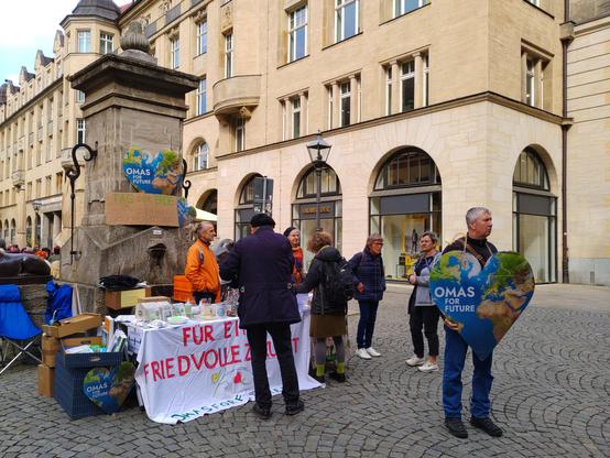 Die Leipziger Gruppe der Omas for Future am Löwenbrunnen in Leipzig.
