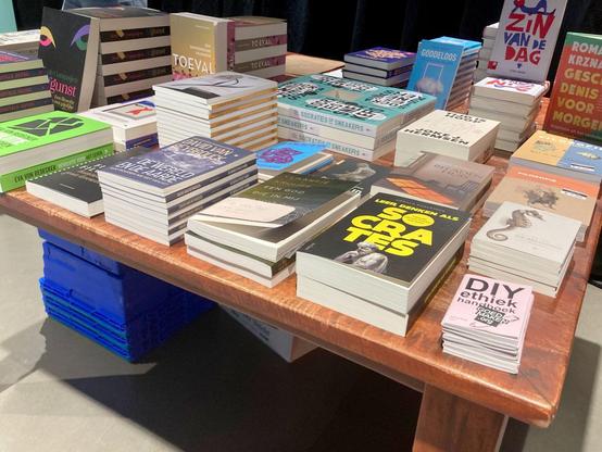 tafel vol filosofie boeken: in de hoek het diy ethiek handboek 