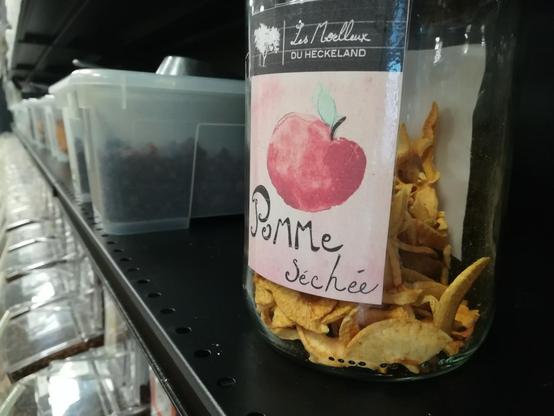 Pomme séchée sur la devanture de Vracomarché - Saverne