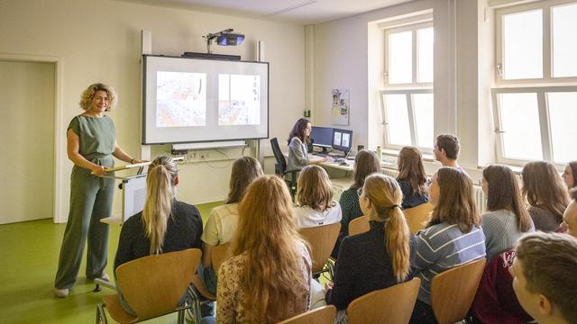 Lehrerin spricht vor den Schülern