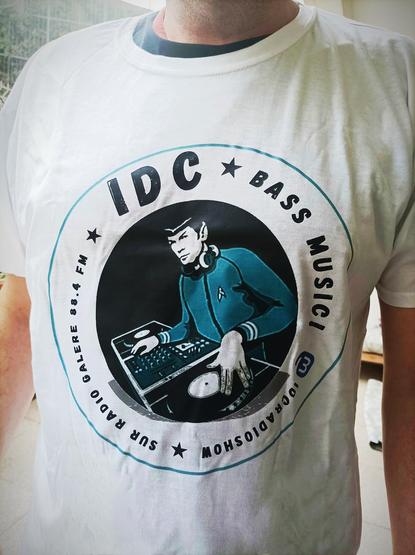 T-shirt blanc porté par Aka CannibaleDub avec  l'immense logi de l'émission IDC l'instant des croûtes qui représente dj spoke de Starstrek