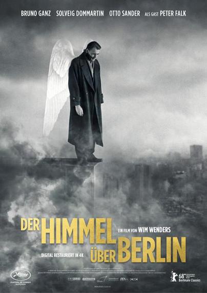 Das Bild ist das restaurierte Kinoposter des Films „Der Himmel über Berlin“ (Originaltitel: Wings of Desire) von Wim Wenders. Es handelt sich um einen deutschen Filmklassiker aus dem Jahr 1987, der in diesem Poster als digital restauriert in 4K beworben wird.

### Gestaltung und Stimmung:

- **Farbgebung:** Das Poster ist in **schwarz-weiß** gehalten, was den melancholischen, poetischen Ton des Films unterstreicht. Nur der Titel **„DER HIMMEL ÜBER BERLIN“** erscheint in **gold-gelber** Schrift, was ein Kontrast zur tristen Bildstimmung ist und Aufmerksamkeit erzeugt.
  
- **Hauptmotiv:** Ein Engel – gespielt von **Bruno Ganz** – steht auf einem hohen Gebäude über der Stadt. Er trägt einen langen Mantel, hat **weiße Flügel** und schaut nachdenklich nach unten. Die Darstellung vermittelt Einsamkeit, Überwachung und vielleicht Sehnsucht – zentrale Themen des Films.

- **Hintergrund:** Die **Stadt Berlin** liegt unter einer dichten Wolkendecke. Es ist keine idyllische Großstadt, sondern wirkt düster, fast geisterhaft – passend zur geteilten Stadt der 1980er-Jahre.

### Eindruck:
Das Poster strahlt **Ruhe, Tiefe und künstlerische Ernsthaftigkeit** aus. Es ist weniger werblich als atmosphärisch und zielt eher auf ein cinephil interessiertes Publikum ab. Die zentrale Figur des Engels und die reduzierte Gestaltung laden zur Reflexion ein – genau wie der Film selbst.