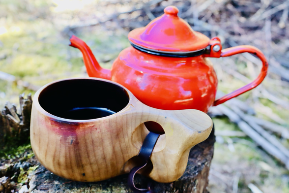 Rote Teekanne und Holztasse