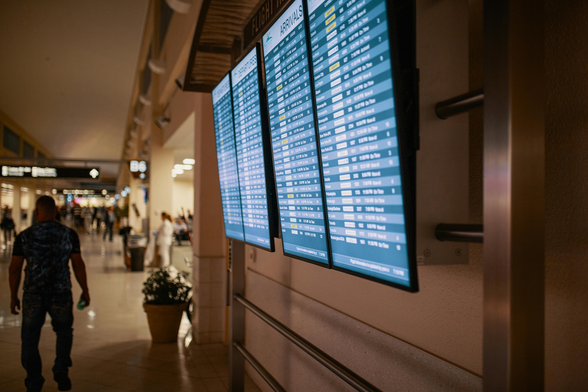 Un employé et trois de ses collègues licenciés pour « avoir donné à manger » aux sans-abris et au personnel de l’aéroport de Marseille-Provence   Quatre employés de Starbucks et Prêt -à-Manger de l’aéroport de Marseille-Provence ont été licenciés après avoir distribué des invendus aux sans-abris, où au personnel de ménage, qui, en contre-partie leurs nettoyaient leurs  locaux.   Pour la direction SSP qui gère les deux enseignes, il s’agit « d’une faute grave » qui aurait occasionné une perte de chiffre d’affaires de 2.000 euros en janvier. Pourtant, Sabri (nom d’emprunt, ndlr), employé depuis 30 ans dans cet aéroport et garçon de comptoire-limonadier assure que tout s’est fait en accord avec sa direction pour laquelle « jeter les invendus dans une poubelle à l’extérieur à un coût ». De son côté, la direction maintient que « la nourriture destinée à être jetée ne doit pas être subtilisée par le personnel et doit être mise dans les containers prévus à cet effet sauf dérogations exceptionnelles »  Sabri qui se dit fier d’avoir « donné à manger » à ceux qui en ont besoin , annonce qu’il va attaquer son employeur aux prud’hommes ainsi que ses trois autres collègues. 