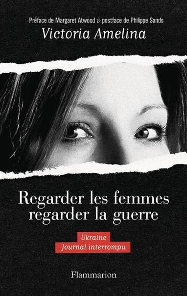 Livre Regarder les femmes regarder la guerre : Ukraine, journal interrompu
Auteur : Victoria Amelina, assassinée délibérément en 2023

Dès l'invasion de l'Ukraine par la Russie en février 2022, l'écrivaine et poétesse Victoria Amelina s'emploie à recueillir le témoignage de femmes qui, comme elle, ont rejoint la résistance. Elle relate leurs histoires et leurs combats au fil de ses chroniques de guerre, jusqu'à sa mort le 1er juillet 2023, à la suite d'une frappe de missile russe ciblé sur le restaurant où elle mangeait dans la région de Donetsk.
Écrivaine, Victoria Amelina a 36 ans lorsque Vladimir Poutine déclenche la guerre, le 24 février 2022, en envahissant l'Ukraine. Militante des droits humains, elle s'engage aussitôt sur le terrain pour documenter en temps réel les crimes commis par les Russes et contribuer ainsi, le jour venu, à leur jugement. Elle décide de tenir un journal de guerre, qui sera aussi un journal de justice. En chroniqueuse, elle s'attache au fil des mois à suivre le parcours d'héroïnes ukrainiennes engagées, comme elle, avec un courage admirable, sur les traces du désastre.
Regarder les femmes regarder la guerre est son enquête, un témoignage unique et bouleversant. Le grand entretien que Victoria Amelina a mené à Lviv en octobre 2022 avec l'avocat et écrivain Philippe Sands, et qu'elle avait souhaité reproduire dans cet ouvrage, éclaire la pertinence de son regard sur le conflit.
Ce livre qu'elle a payé de sa vie constitue notre héritage.