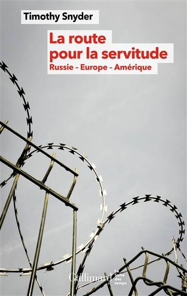La route pour la servitude : Russie, Europe, Amérique de Timothy Snyder

Avec la fin de la guerre froide, la victoire de la démocratie libérale semblait définitive. Les observateurs se précipitèrent pour proclamer la fin de l'histoire, confiants dans un avenir pacifique et mondialisé. Cette foi était malvenue car l'autoritarisme était déjà de retour en Russie, à travers lés idées fascistes que Vladimir Poutine s'employait à utiliser pour justifier le règne du plus fort.

Au cours des années 2010, le phénomène s'est propagé d'est en ouest, de la guerre russe en Ukraine à la cyberguerre contre l'Europe et les États-Unis. La Russie s'est partout fait des alliés parmi les nationalistes et les radicaux, et sa volonté de dissoudre les institutions, les États et les valeurs occidentales à trouvé un écho au sein même de l'Occident. La montée du populisme, le Brexit et l'élection de Donald Trump étaient tous des objectifs russes, et leur réalisation a révélé la vulnérabilité des sociétés occidentales.

Timothy Snyder réussit ici non seulement à exposer la véritable nature de la menace faite à la démocratie et au droit, mais également à en faire comprendre l'enjeu, pour nous enjoindre de voir, et peut-être de renouveler, les vertus politiques fondamentales offertes par la tradition et exigées par l'avenir. En révélant les choix difficiles qui s'offrent à nous - entre égalité et oligarchie, individualité et totalité, vérité et mensonge - l'auteur restaure notre compréhension de la ...