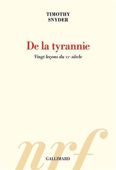 De la tyrannie : vingt leçons du XXe siècle
Auteur : Timothy Snyder 

Entamé au lendemain de l'élection de Donald Trump 2016, ce texte se présente comme un guide de résistance, proposant aux Américains - mais aussi à l'Europe - un bref catalogue d'idées pour préserver les libertés dans les années à venir.

En vingt chapitres didactiques, l'historien explique les parallèles entre la situation actuelle aux États-Unis et l'histoire de l'Europe du 20e siècle. Snyder propose une série de préceptes élémentaires : ne pas faire preuve d'obéissance anticipée, protéger les institutions, faire attention aux mots et s'élever contre l'usage dévoyé des termes patriotiques, chercher la vérité des faits, refuser l'État de parti unique, se sentir responsable du monde...

Ce bréviaire tonique pour temps difficiles est fort utile pour comprendre l'avènement de Donald Trump et lutter contre la montée en force des extrémismes en Europe.