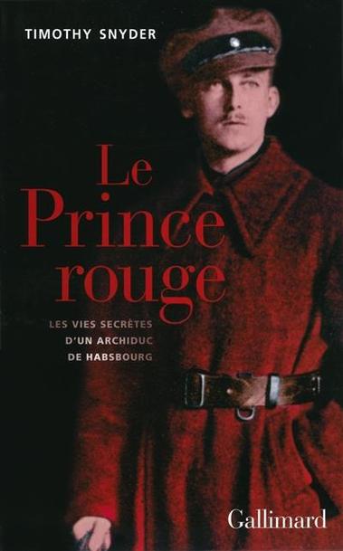 Livre Le prince rouge : les vies secrètes d'un archiduc de Habsbourg
Auteur : Timothy Snyder 
Des palais de la monarchie des Habsbourg aux chambres de torture de l'Union soviétique, ce livre fait le récit d'une vie hors du commun, suspendue entre l'effondrement des empires centraux, consécutif à la Première Guerre mondiale, et l'émergence de l'Europe moderne.
William de Habsbourg, le Prince rouge, porta l'uniforme d'un officier autrichien, l'habit de cour d'un archiduc de Habsbourg, le simple costume d'un exilé parisien, le collier de l'ordre de la Toison d'or et, de temps à autre, une robe. Il parfait le polonais dans lequel il avait été élevé, l'italien de sa mère, l'allemand de son père, l'anglais de ses amis britanniques de sang royal et l'ukrainien de la terre sur laquelle il espérait régner.
Parvenu à la majorité pendant la Grande Guerre, il avait rejeté sa famille pour se battre aux côtés des Ukrainiens. Quand le rêve de devenir leur roi s'effondra, il devint tour à tour un allié des impérialistes allemands, un célèbre noceur français, un monarchiste autrichien enragé, un adversaire de Hitler et un espion de Staline pour le compte des Anglais et des Français.
Sur fond de capitales européennes et de champs de bataille, de stations de ski et de cellules de prison, Le Prince rouge saisit un moment unique de l'histoire de l'Europe où l'ordre ancien cède brutalement la place à un avenir incertain dans lequel toute chose, y compris l'identité elle-même, semble à saisir.