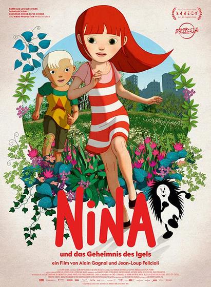 🖼️ Kinoplakat: „Nina und das Geheimnis des Igels“

Das Plakat zeigt eine farbenfrohe, verspielte Zeichentrickwelt. Im Mittelpunkt läuft ein fröhliches, rothaariges Mädchen in einem rot-weiß gestreiften Kleid direkt auf die Betrachtenden zu – an ihrer Seite ein blonder Junge. Beide Kinder wirken lebhaft und neugierig, mitten in einer Blumenwiese, die von leuchtenden Farben und liebevollen Details lebt. Im Hintergrund deuten sich Bäume und moderne Gebäude an, was die Geschichte zwischen Natur und Stadtleben verortet.

Der Filmtitel „NINA“ springt in großen roten Buchstaben ins Auge, begleitet von einer gezeichneten Igel-Figur, die dem Film einen fantasievollen und kindgerechten Charme verleiht. Der Untertitel „und das Geheimnis des Igels“ verspricht Spannung und ein kleines Mysterium, das es zu lüften gilt.

Die Farbwelt ist lebendig und einladend, mit einem sanften, cremefarbenen Hintergrund, der die Figuren in den Vordergrund rückt. Das Plakat strahlt Abenteuerlust, Freundschaft und kindliche Fantasie aus – ein Hinweis darauf, dass es sich um ein liebevolles, kreatives Animationsabenteuer für junge Zuschauer handelt.