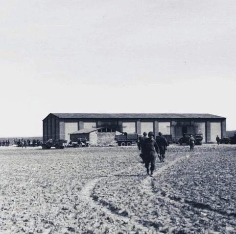 Gardelegen, 15. April 1945: US-Truppen entdecken den Tatort des Massakers in der Isenschnibber Feldscheune.
