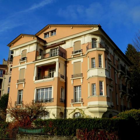 Four stories residential building with ornaments.